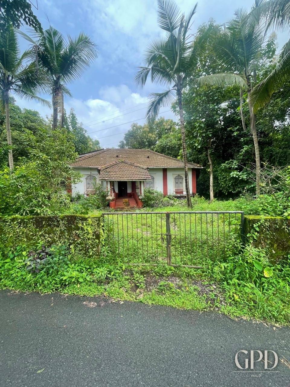 Curtorim Plot with a House 7200 Sqmtrs photo 1